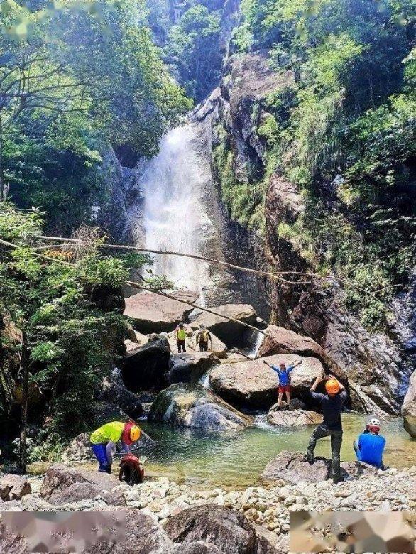 逃离废弃高校